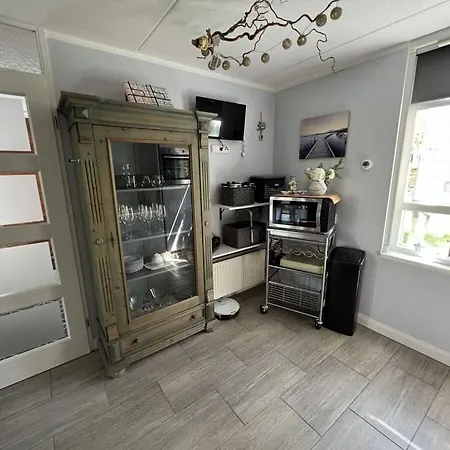 Carpe Diem With Jetty And Boat Hébergement de vacances Medemblik