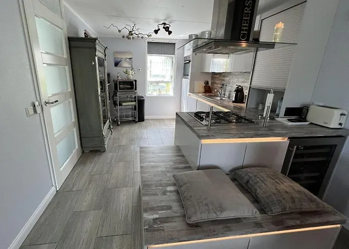 Carpe Diem With Jetty And Boat 梅代姆里克